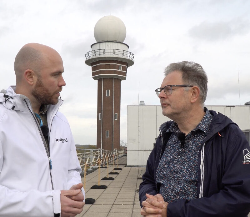 Maarten en Peter op het dak bij het KNMI